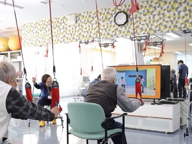 機能訓練室の様子 機能訓練室 広々とした空間で、テレビを見ながら楽しくリハビリに取り組める場所です。