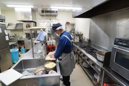 キッチンで作業する人