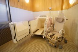 特別浴槽と車イス