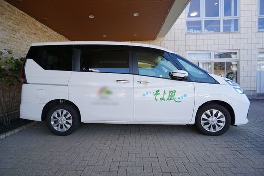 施設の車両とエントランス