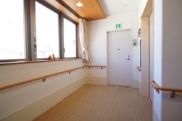 明るい廊下の風景