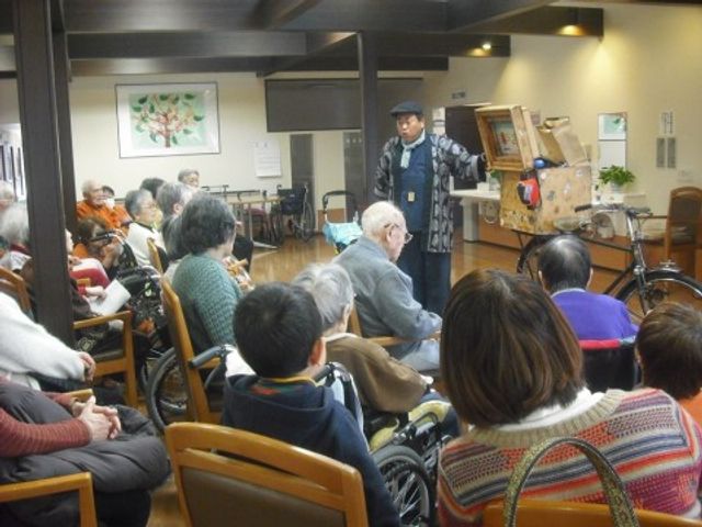 車いすの方含む集まり イベント 様々な方が集い、和気あいあいとした時間を共有しています。活動の一環で、楽しいひと時をお過ごしください。
