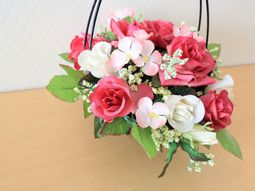 カラフルな造花のアレンジメント