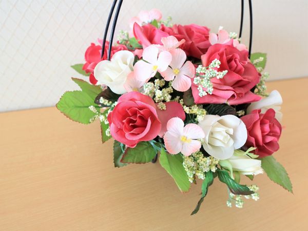 カラフルな造花のアレンジメント