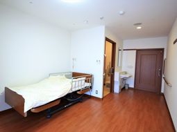 居室のベッドと洗面所