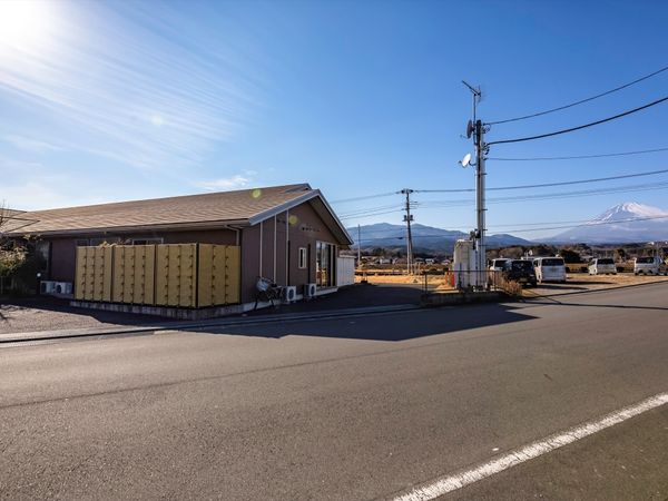 富士山が見える建物外観