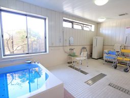 明るい浴室の設備