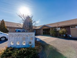 晴れた日の施設外観