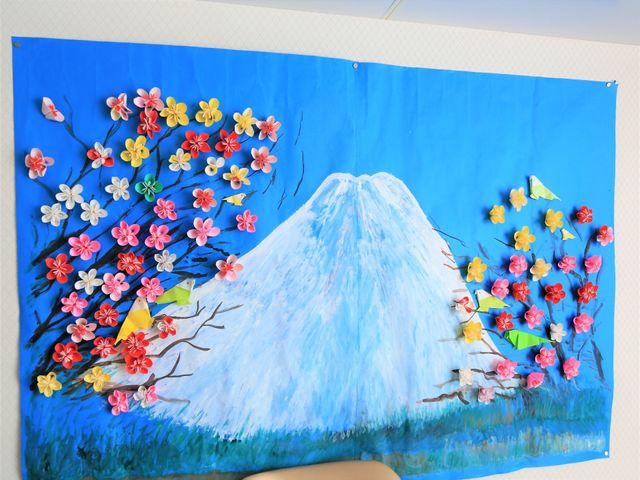 富士山と桜の壁掛け 装飾  壁に飾られた富士山と色鮮やかな桜のアート作品。心温まる装飾が訪れる人々の目を楽しませてくれます。
