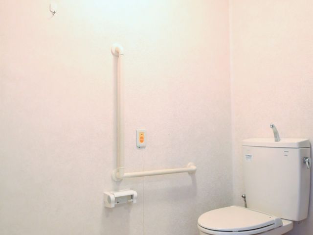 清潔なトイレ環境 トイレ  ハンドレールが設置され、安全に配慮された清潔なトイレです。利用者の快適さを考えた設計となっております。