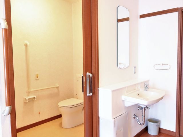 バリアフリートイレの様子 トイレ  手すりのある清潔感のあふれるトイレスペースです。快適で安全な毎日の生活をサポートします。