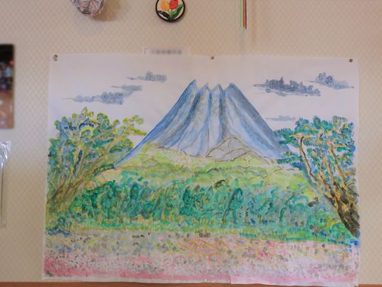 壁に掛かる手描き風景画 