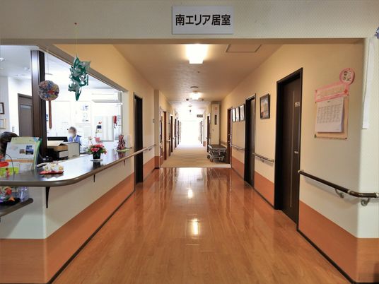  綺麗な施設の廊下  