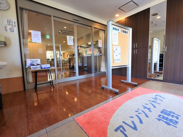 明るい入口ロビー エントランス  広々とした入口は、訪れる人々を優しく迎え入れます。機能的なデザインが作業効率も良くサポートします。