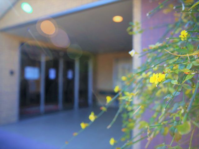 花とエントランスの一部 施設敷地  花が彩る入口は、あたたかな雰囲気を演出しており、訪れる方を優しく迎え入れます。