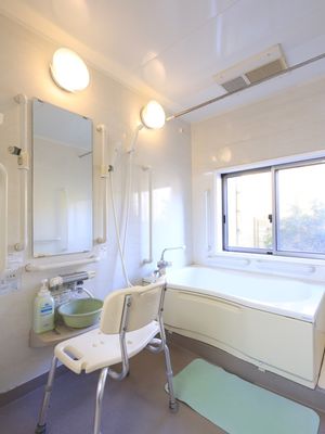  バリアフリー設計の浴室  
