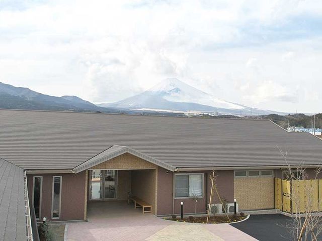 富士山を望む外観 外観   富士山を背景にした落ち着いた外観です。玄関まわりは広めで、出入りしやすそうなつくりです。