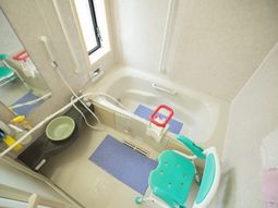 バリアフリー設計の浴室