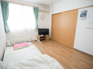 居室のベッドとテレビ