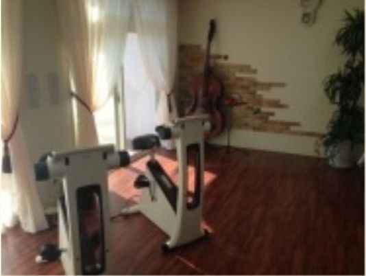 運動器具が並ぶ部屋