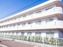 白い建物の外観