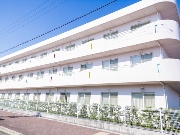 白い建物の外観