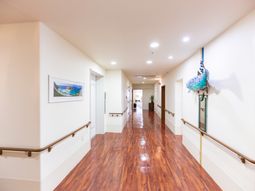 明るい廊下と装飾