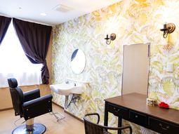 明るい壁紙の理美容室