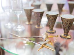 装飾的なグラスと小物