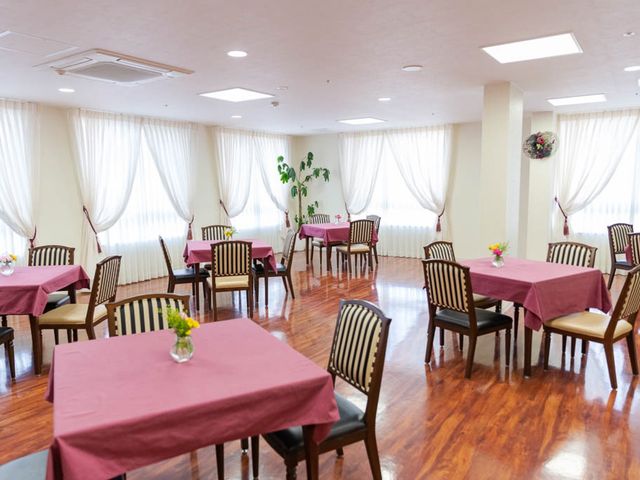 快適なダイニングルーム 食堂 暖かみのある木目と柔らかな光が溢れるダイニングで、食事のひとときをゆったりとお過ごしいただけます。