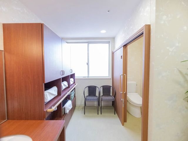 居心地の良い居室空間 脱衣所 広々とした居室には、必要な家具が備え付けられ、日の光が差し込む窓があります。きっと利用者様にもご満足いただけるでしょう。