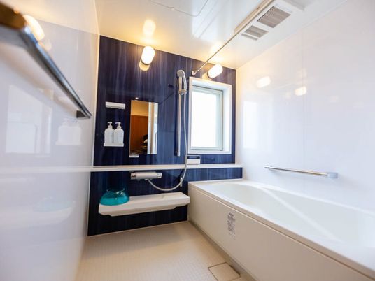 施設内には個別浴室もある。壁面や浴槽の脇に手すりが設置されている。シャワーの高さを自由に調整できる。浴室暖房設備を備えている。