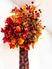 赤色や黄色、茶色など、秋を思わせる色とりどりの葉や実のパーツをまとめ上げた大きなボール状のオブジェが飾ってある。