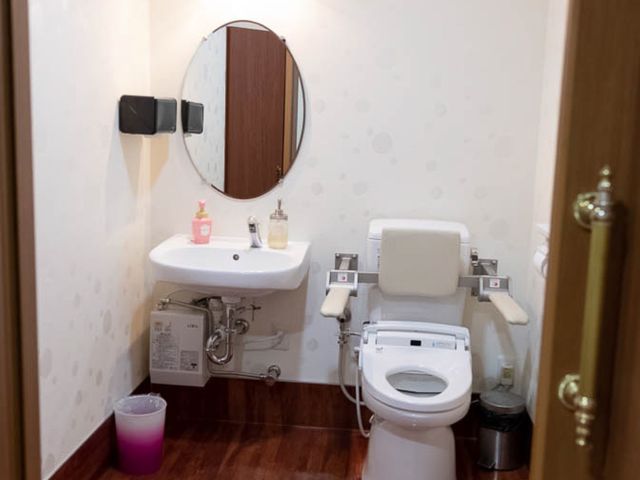 清潔感ある洗面トイレ トイレ 整えられた洗面トイレは清潔感に満ちており、手すりの設置で、安心して日々の生活が送れます。