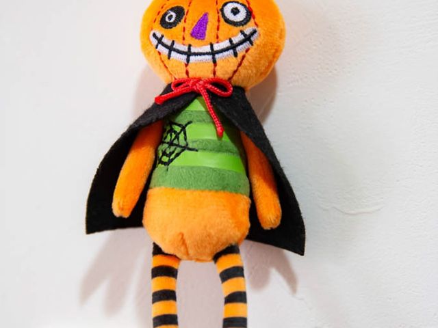 おもちゃのキャラクター飾り マスコット人形 カラフルなキャラクターが施設の壁に飾られ、訪れる人々を明るく迎えています。温かみのあるデコレーションは、毎日の業務に彩りを加えてくれるでしょう。