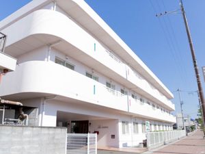 白い外壁の建物外観