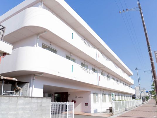 白い外壁の建物外観
