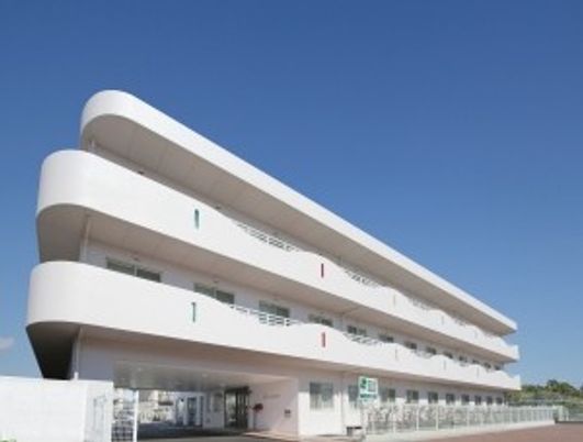 白い外観の建物  