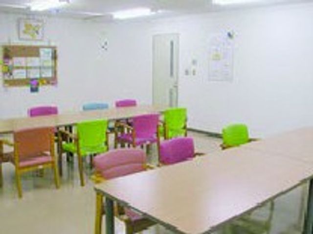 色とりどりの椅子が映える多目的室 多目的室 明るく開放感のある多目的室です。様々な活動に対応できるスペースが魅力的です。