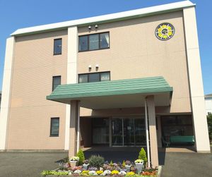落ち着いた色調の建物外観