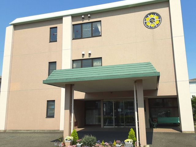 落ち着いた色調の建物外観 外観 エントランスの前には色とりどりの花壇が広がり、訪れる人を優しく迎えてくれます。