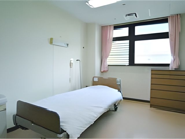 静かな居室 居室 広々とした明るい部屋で、自然光が心地よい空間です。シンプルで落ち着いた雰囲気が特徴です。