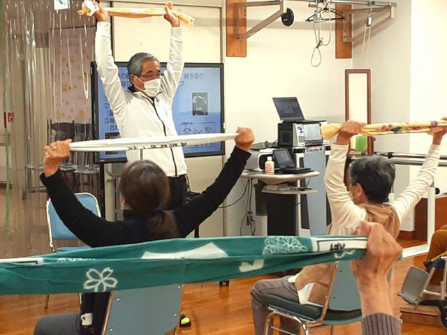 運動を行う機能訓練室 機能訓練室 広々とした空間で、スタッフが指導する運動を利用者が行っています。楽しみながら健康をサポートします。
