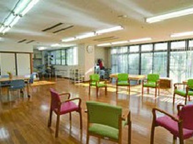 自然光が入る広間 ラウンジ 広々としたラウンジは、自然光がたっぷりと入る開放的な空間です。くつろぎながら過ごせます。