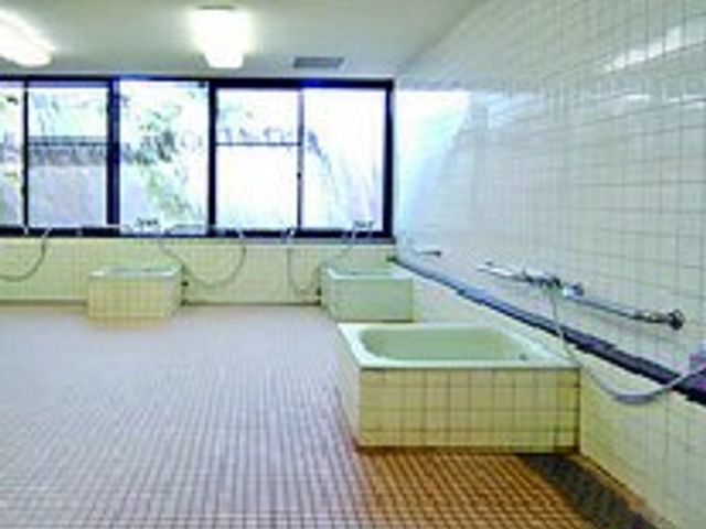 手入れが行き届いた浴室 浴室 広々とした浴槽が並び、自然光が心地よく差し込む清潔な空間が広がっています。快適な介護環境です。