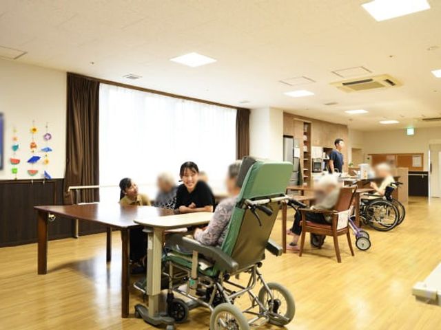 明るい共有スペース ラウンジ 自然光が差し込む広々としたスペースで、ご入居者様同士の交流が活発にできる環境です。