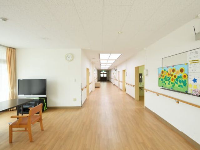 自然光が心地よい廊下 廊下 広々とした明るい廊下です。陽の光が差し込み、快適な通り抜けを提供しています。