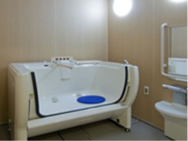 バリアフリー設計の浴室 機械浴室 安全に配慮された使い勝手の良い浴室です。入浴の際の支援もしやすく設計されておりますので、ご安心ください。