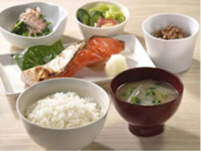 和食スタイルの食事膳 食事 栄養バランスを考えた和食メニューです。彩り豊かな料理は、目でも楽しむことができます。