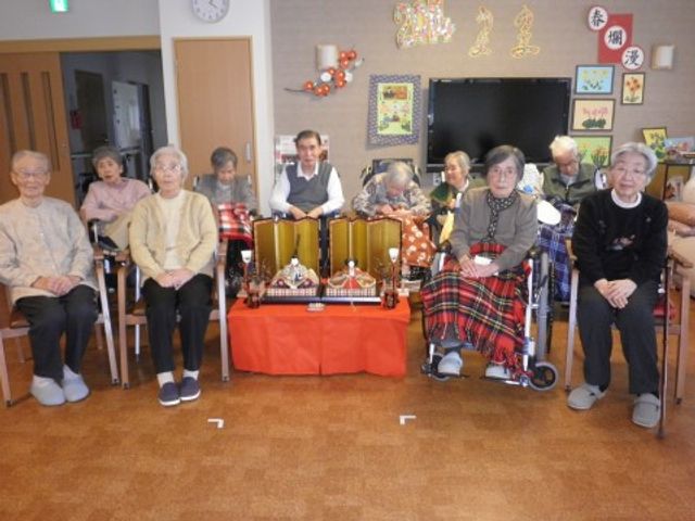 多世代集う共有スペース イベント 和やかな雰囲気の共有エリアで、利用者が楽しそうに集い、イベントを楽しんでいます。あたたかなコミュニティが、働くやりがいにもつながります。
